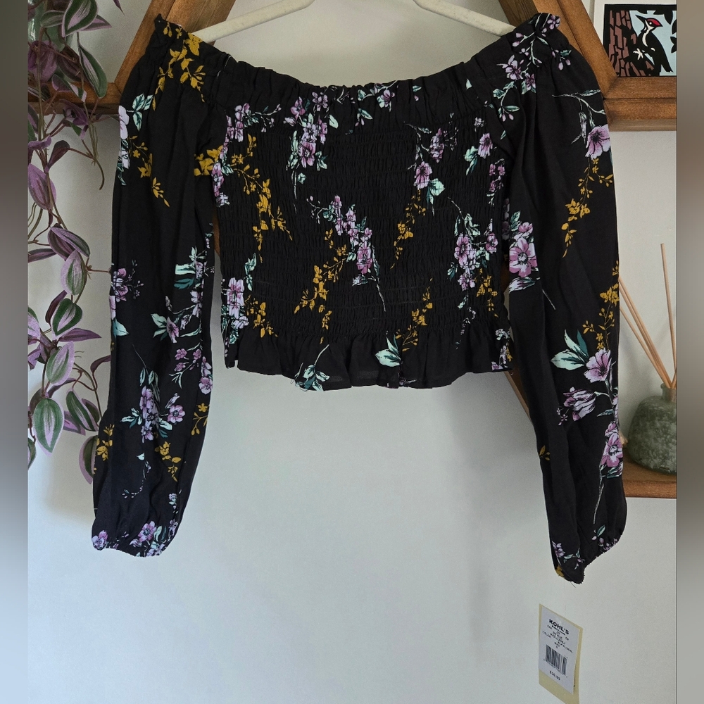 Kohl's Long sleeve black floral crop top blouse